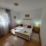 Apartment Uvodic *